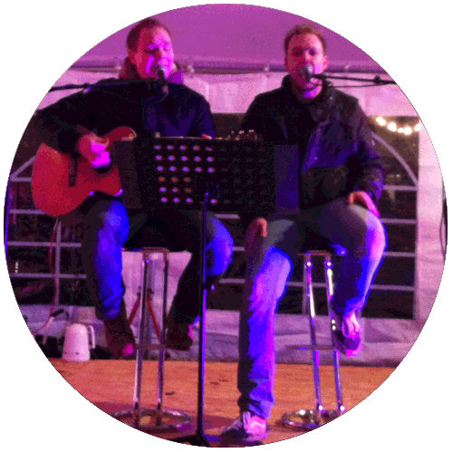 2stimmig live auf einer kleinen Bühne